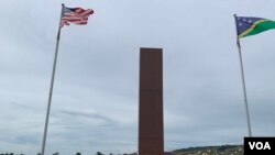 位于所罗门群岛首都霍尼亚拉纪念参与瓜达尔卡纳尔岛战役的美国及其盟军的纪念碑，以及在纪念场地飘扬的美国以及所罗门群岛的国旗。（美国之音莉雅拍摄）