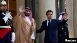Putra Mahkota Arab Saudi Mohammad bin Salman (kiri) bersama Presiden Prancis Emmanuel Macron di Istana Elysee, Paris, Kamis (28/7) malam. 