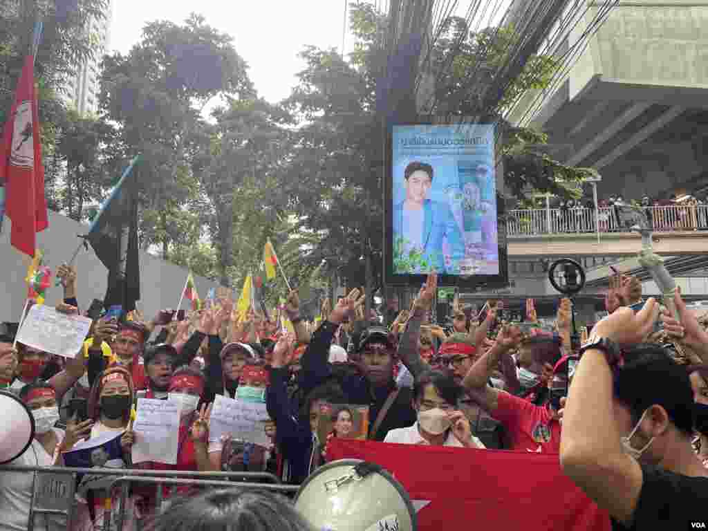 သေဒဏ်စီရင်မှုသတင်း စစ်ကောင်စီက ထုတ်ပြန်လိုက်အပြီး ထိုင်းနိုင်ငံ ဘန်ကောက်မြို့ မြန်မာသံရုံးရှေ့ ထိုင်းရောက်မြန်မာတွေ ဆန္ဒပြ