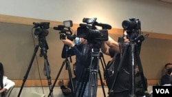 Reporteros y camarógrafos cubren una rueda de prensa en Caracas. Abril 2022.