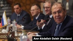 Le ministre russe des Affaires étrangères, Sergei Lavrov, participe à une réunion avec son homologue égyptien Sameh Shoukry au Caire, en Égypte, le 24 juillet 2022. 