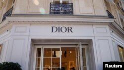 Un hombre entra en la tienda insignia de la marca de lujo Dior en París, Francia, el 13 de julio de 2022. REUTERS/Rali Benallou