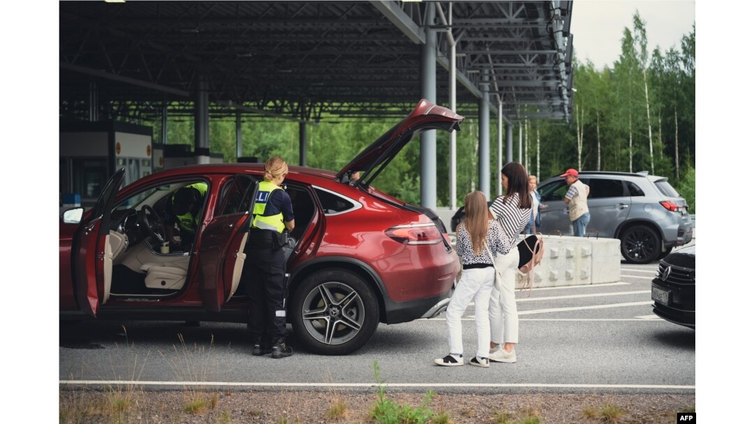 Petugas bea cukai memeriksa mobil dari Rusia di persimpangan perbatasan Nuijamaa, Finlandia, pada 28 Juli 2022.(Alessandro RAMPAZZO / AFP)