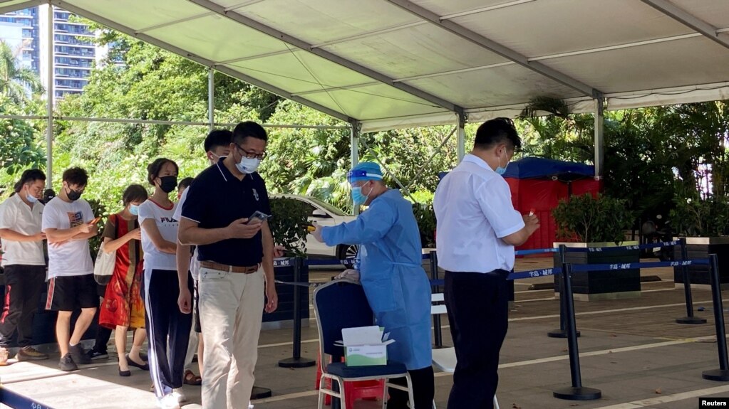 广东深圳市民排队接受新冠病毒核酸检测。（2022年7月21日）(photo:VOA)