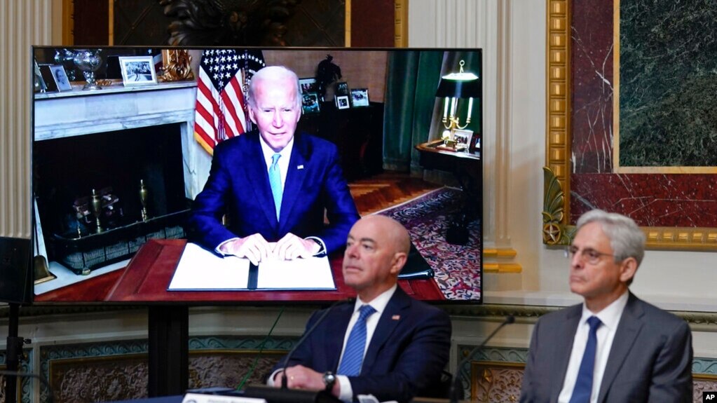 因新冠病毒反弹而在恢复期间接受隔离的拜登总统通过视频连线参加在白宫大院艾森豪威尔行政大楼举行的一次会议。(2022年8月3日)(photo:VOA)