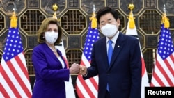 La présidente de la Chambre des représentants américaine Nancy Pelosi ici avec son homologue sud-coréen Kim Jin-pyo en août 2022.