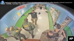 Video de vigilancia muestra a las autoridades respondiendo al tiroteo en la escuela primaria Robb en Uvalde, Texas, el 24 de mayo de 2022. (Distrito Escolar Independiente Consolidado de Uvalde/Austin American-Statesman vía AP)