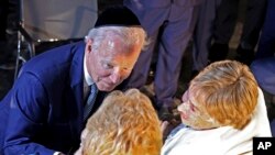 Presidenti Biden duke u përshëndetur me të mbijetuarat e holokaustit, Rena Quint dhe Gita Cycowicz (Jeruzalem, 13 korrik 2022)