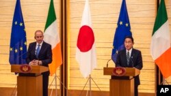 기시다 후미오 일본 총리(오른쪽)와 미홀 마틴 아일랜드 총리가 20일 도쿄에서 회담했다.
