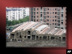 2010年4月，上海一座正在建造中的13层居民楼发生倒塌事故。-美联社资料照。