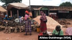 ARCHIVES - Des femmes sur un marché à Bobo Dioulasso, au Burkina Faso.