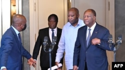 Rais wa Ivory Coast Alassane Ouattara (kulia) baada ya mkutano na waliokuwa marais Laurent Gbagbo (katikati) na Henri Konan Bedie (kushoto) katika ikulu ya rais mjini Abidjan. July 14 2022. PICHA: AFP