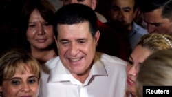 El expresidente de Paraguay, Horacio Cartes, se reúne con simpatizantes dentro de su casa, después de que un juez brasileño emitiera una orden de arresto contra él, en Asunción, Paraguay, el 19 de noviembre de 2019.