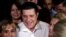 El expresidente de Paraguay, Horacio Cartes, se reúne con simpatizantes dentro de su casa, después de que un juez brasileño emitiera una orden de arresto contra él, en Asunción, Paraguay, el 19 de noviembre de 2019.