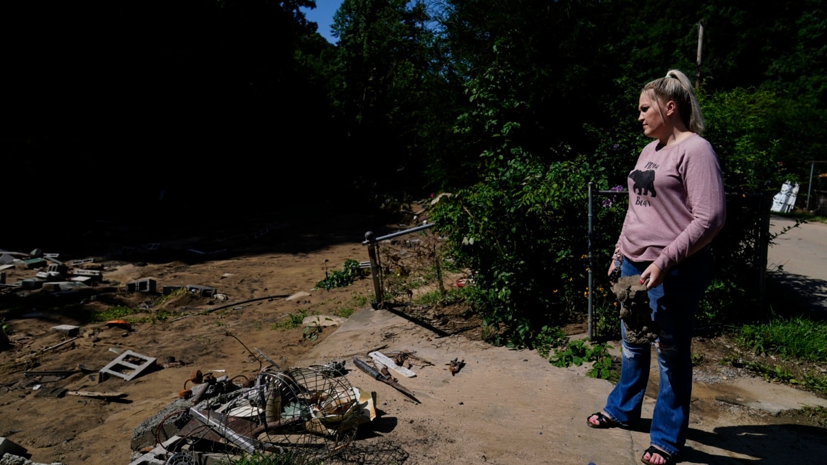 Kentucky Flood Survivors Turn to Grim Task: Burying the Dead - Vimarsana News