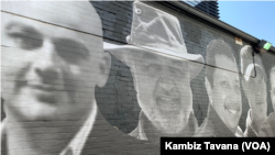 Mural Morad Tahbaz (kedua dari kiri) bersama gambar 18 warga AS lainnya yang disandera di seluruh dunia, 21 Juli 2022.(Foto: Kambiz Tavana/VOA)