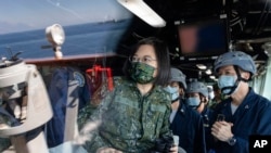Presiden Taiwan Tsai Ing-wen terlihat melalui kaca di atas kapal angkatan laut saat melakukan inspeksi latihan militer tahunan Han Kuang di Taiwan, Selasa, 26 Juli 2022. (Shioro Lee/Kantor Kepresidenan Taiwan via AP)