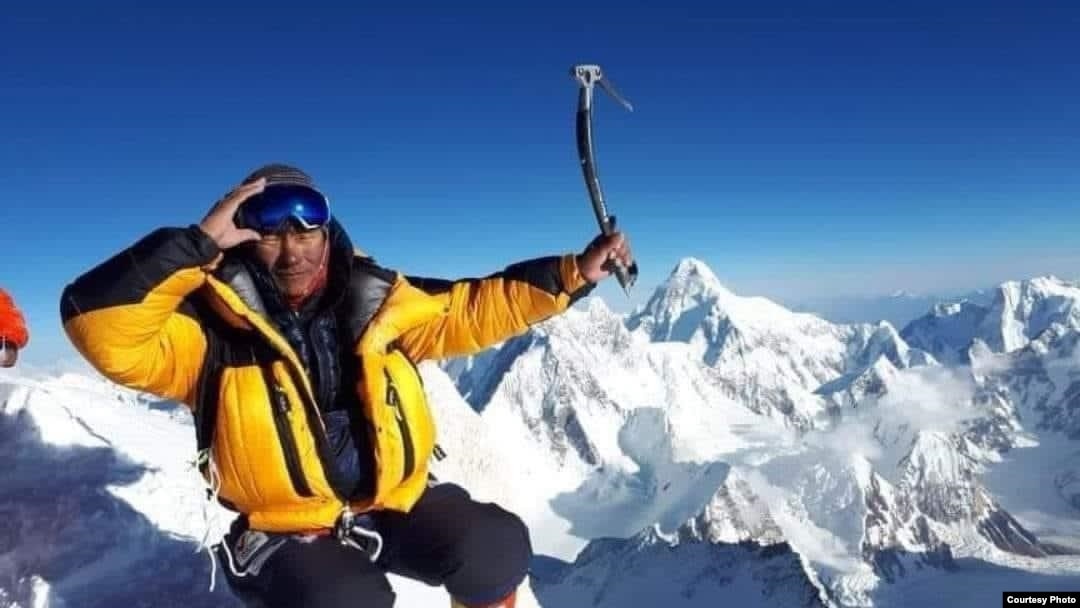 Pendaki Nepal, Sanu Sherpa (47 tahun), berhasil mencapai puncak gunung Gasherbrum II Pakistan hari Kamis (21/7).