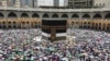 Jamaah melakukan tawaf perpisahan di kota suci Mekkah pada 11 Juli 2022, menandai berakhirnya ibadah haji pada tahun itu (Foto: AFP)