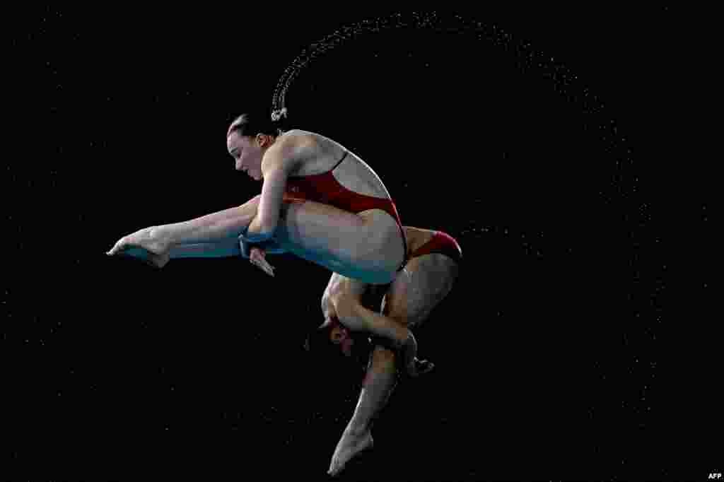 England&#39;s Jordan Houlden and England&#39;s Yasmin Harper compete during the mixed synchronized 3m springboard diving final on day eleven of the Commonwealth Games at Sandwell Aquatics Centre in Birmingham, central England.