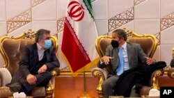 Dirjen Badan Energi Atom Internasional (IAEA), Rafael Mariano Grossi (kanan), berbicara dengan wakil kepala Organisasi Energi Atom Iran Behrouz Kamalvandi di Teheran, Iran (foto: dok). 