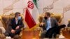 라파엘 그로시(오른쪽) 국제원자력기구(IAEA) 사무총장과 베흐루즈 카말반디 이란원자력청(AEOI) 대변인이 지난 2021년 테헤란에서 회동하고 있다. (자료사진)