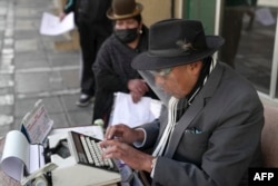 Pengetik Jalanan Bolivia Gunakan Mesin Manual untuk Tulis Surat Cinta dan Dokumen Pajak