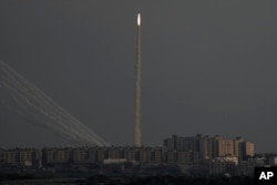 Roket yang diluncurkan dari Jalur Gaza tampak menuju Israel terlihat dari sisi perbatasan Israel, Minggu 7 Agustus 2022.