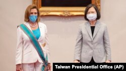 낸시 펠로시(왼쪽) 미 하원의장이 3일 타이베이에서 차이잉원 타이완 총통과 회동하고 있다. 