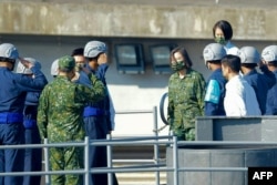 Tentara angkatan laut memberi hormat saat Presiden Taiwan Tsai Ing-wen (tengah kanan) tiba dengan kapal perusak selama Latihan militer tahunan, Han Kuang , di pelabuhan angkatan laut Suao di kabupaten Yilan, 26 Juli 2022. (Sam Yeh / AFP)