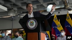 El líder de la oposición venezolana, Juan Guaidó, habla con la prensa en Caracas, Venezuela, el 14 de junio de 2022.