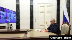 Vladimir Putin Rusiya Təhlükəsizlik Şurasının iclasında (Foto Rusiya prezidentinin rəsmi saytından götürülüb)
