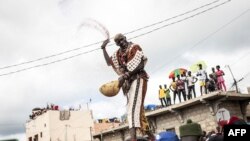 Un homme spirituel se produit avant le dévoilement de sa pirogue attelée dans le village de pêcheurs de Guet N'Dar à Saint-Louis le 23 juillet 2022.