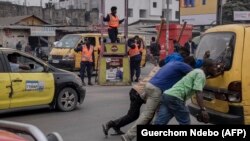 Des agents de la police de la circulation à Kinshasa, en République démocratique du Congo, le 6 juillet 2022.