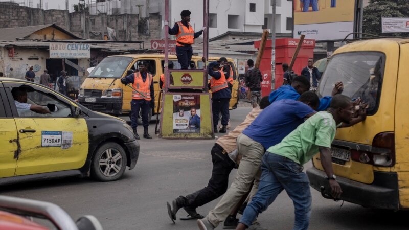 A Kinshasa, les usagers de la route récompensent les policiers honnêtes