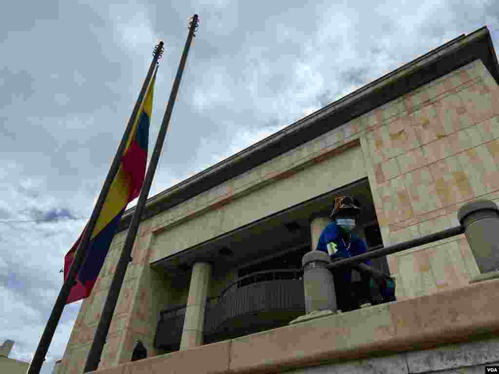 Un trabajador afro colombiano descansa en la zona del Palacio de Justicia, desde donde contempla cómo se avanza con los preservativos de la juramentación de Gustavo Petro.