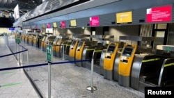 Konter kosong maskapai penerbangan Jerman Lufthansa di Bandara Frankfurt saat pemogokan staf keamanan di berbagai bandara Jerman, 15 Maret 2022. (Foto: REUTERS/Timm Reichert)