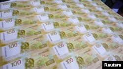 Hojas de billetes de 100 rublos rusos en la imprenta Goznak en Moscú, Rusia, el 6 de julio de 2022. Agencia de noticias de Moscú/vía REUTERS 