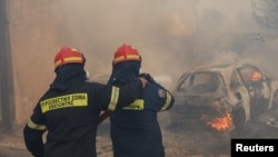 Vatrogasci gase požar u oblasti Palini blizu Atine, 20. jul 2022.