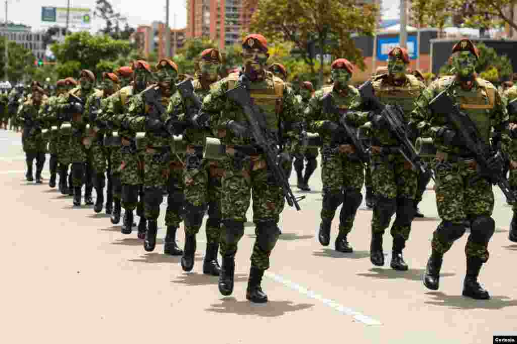 6.000 hombres y mujeres del Ejército Nacional, de las diferentes armas, especialidades y capacidades diferenciales participaron en el desfile.