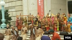 Salah satu tarian yang mengiringi pentas angklung di Museum Smithsonian di Washington, DC (VOA/Puspita). 