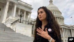 Falastinda Isroil kuchlari tomonidan otib o’ldirilgan arab-amerikalik jurnalist Shirin Abu Aqlaning jiyani Lina Abu Aqla, Vashington, AQSh, 2022-yil, 27-iyul