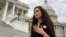 Falastinda Isroil kuchlari tomonidan otib o’ldirilgan arab-amerikalik jurnalist Shirin Abu Aqlaning jiyani Lina Abu Aqla, Vashington, AQSh, 2022-yil, 27-iyul