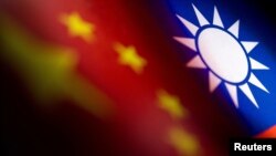 中国与台湾旗帜。