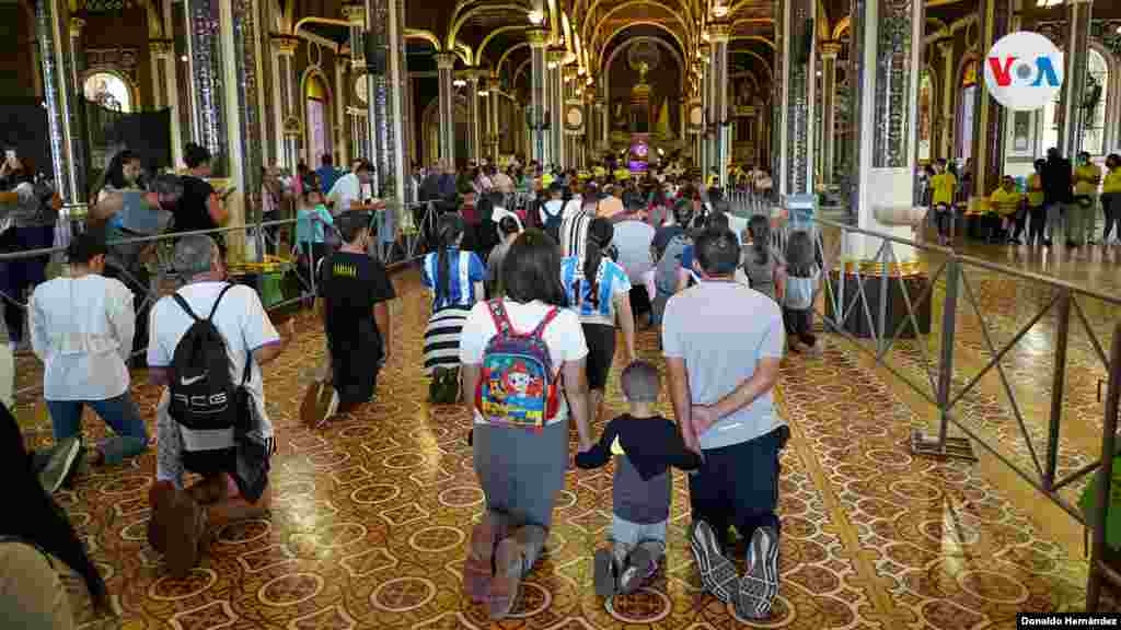 Costarricenses acudieron a la peregrinación realizando varias peticiones. Foto Donaldo Hernández, VOA