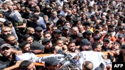 ২০২২ সালের ২৪ শে জুলাই পশ্চিম তীরের নাবলুস শহরের পুরানো কোয়ার্টারে ইসরাইলি সৈন্যদের সাথে সংঘর্ষে নিহত দুই ফিলিস্তিনির মধ্যে একজনের লাশ সেই শহরেই অন্ত্যেষ্টিক্রিয়ার সময় বহন করছে শোকাহতরা।