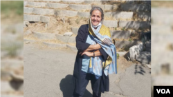 ناهید تقوی، زندانی دوتابعیتی پس از آزادی موقت در مقابل زندان اوین