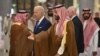 El presidente de EEUU, Joe Biden, en el centro a la izquierda, y el príncipe heredero de Arabia Saudita, Mohammed bin Salman, en el centro, llegan a la reunión del Consejo de Cooperación del Golfo en Jeddah, Arabia Saudita, el sábado. 16 de julio de 2022. 