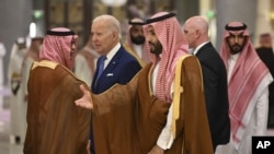 El presidente de EEUU, Joe Biden, en el centro a la izquierda, y el príncipe heredero de Arabia Saudita, Mohammed bin Salman, en el centro, llegan a la reunión del Consejo de Cooperación del Golfo en Jeddah, Arabia Saudita, el sábado. 16 de julio de 2022. 