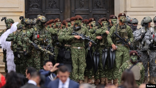 Soldados esperan la ceremonia de juramentación del presidente electo de Colombia, Gustavo Petro, en la Plaza Bolívar, en Bogotá, Colombia, el 7 de agosto de 2022. REUTERS/Luisa González